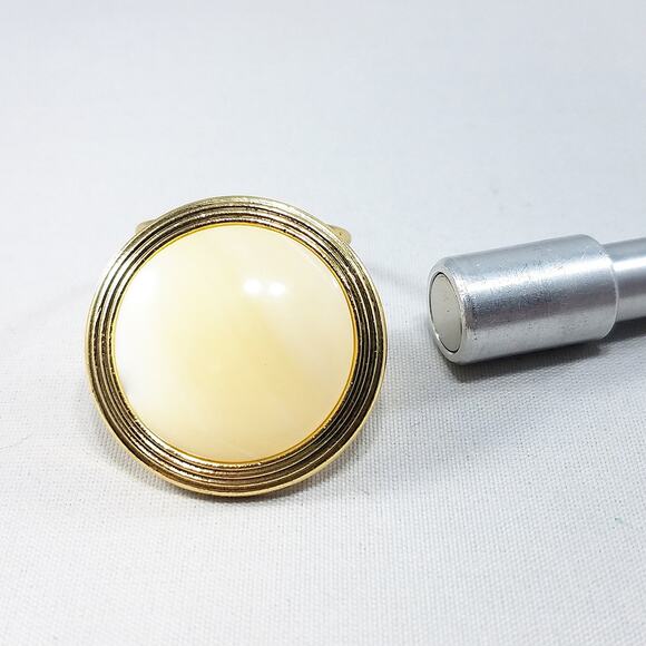 Vintage Western Germany Scarf Clip, Cream Art Glass, 1950s Jewelry - Picture 10 of 13